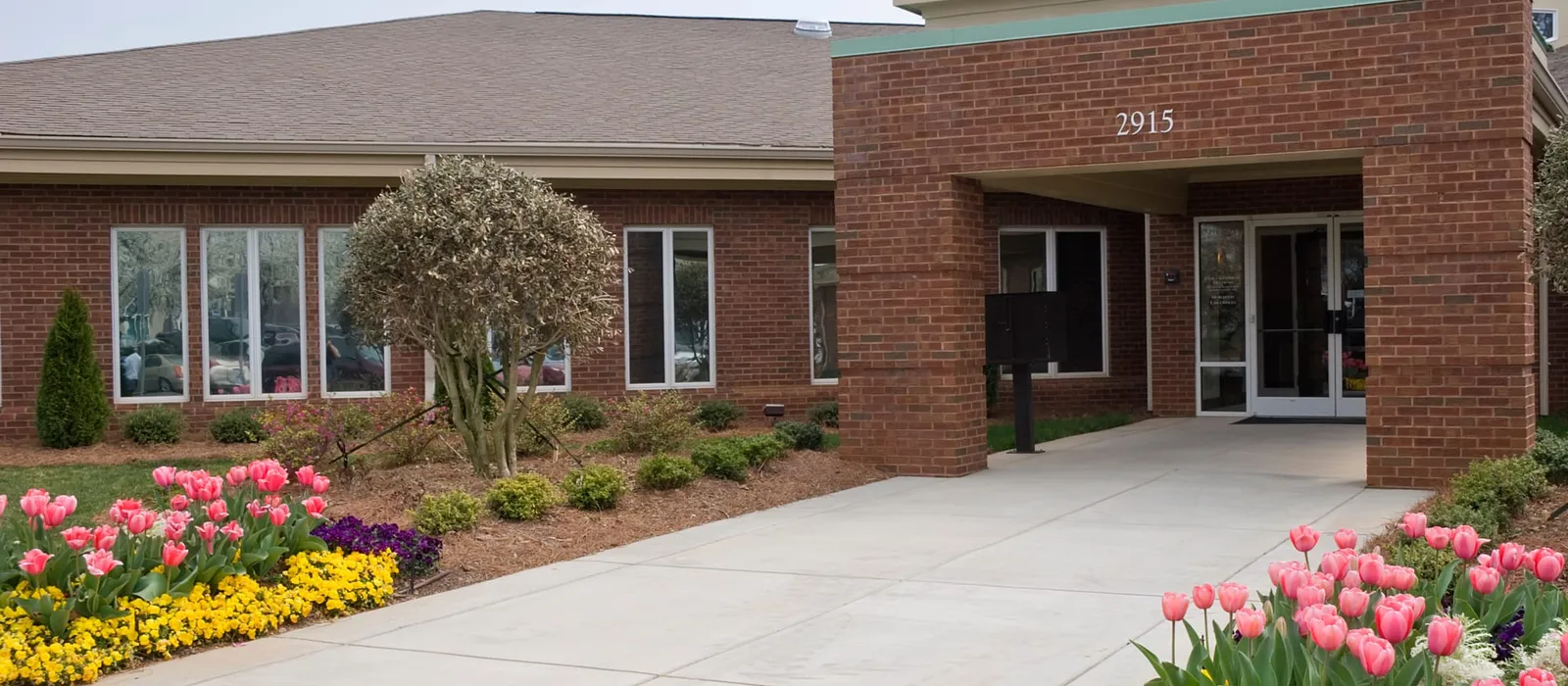 Single-storey medical office building with a landscaped entrance