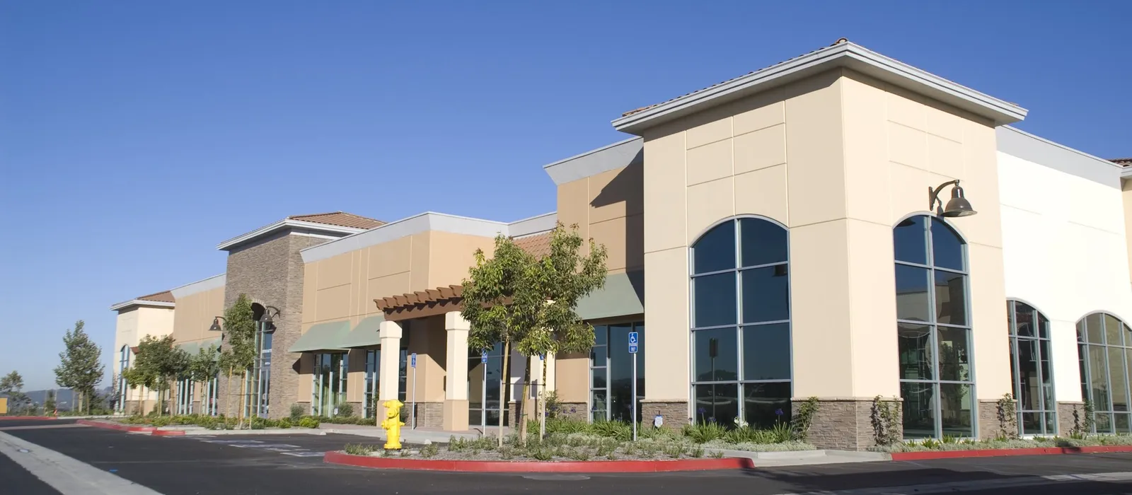 Single-storey retail center with tenant storefronts
