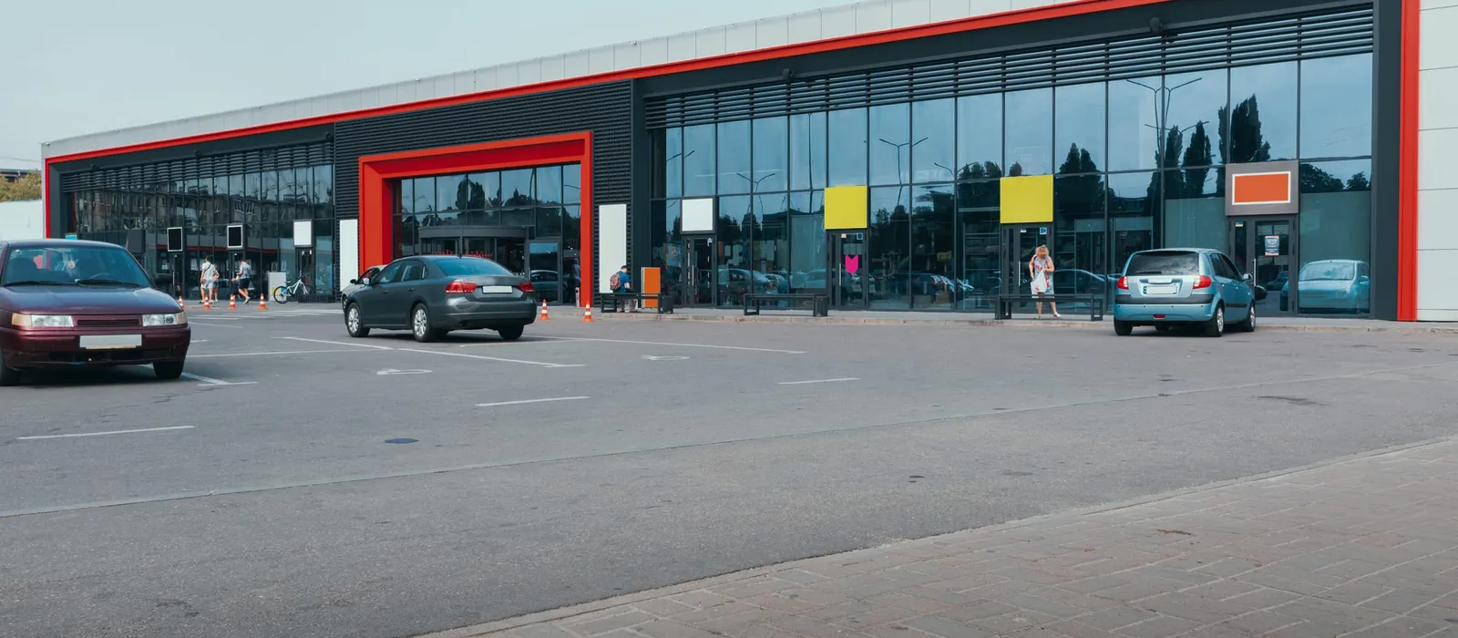 Supermarket storefront with its car park